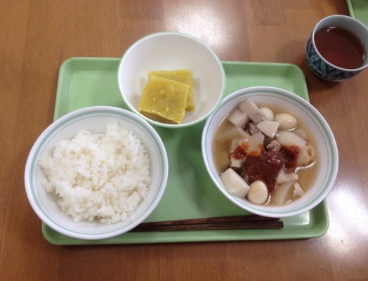 ごはん、ゆず味噌おでん、芋ようかん、これに牛乳が加わりました。