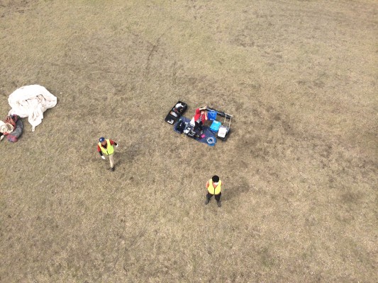 上空20mから下を見る。ピクニックのように見えるのは技術スタッフ