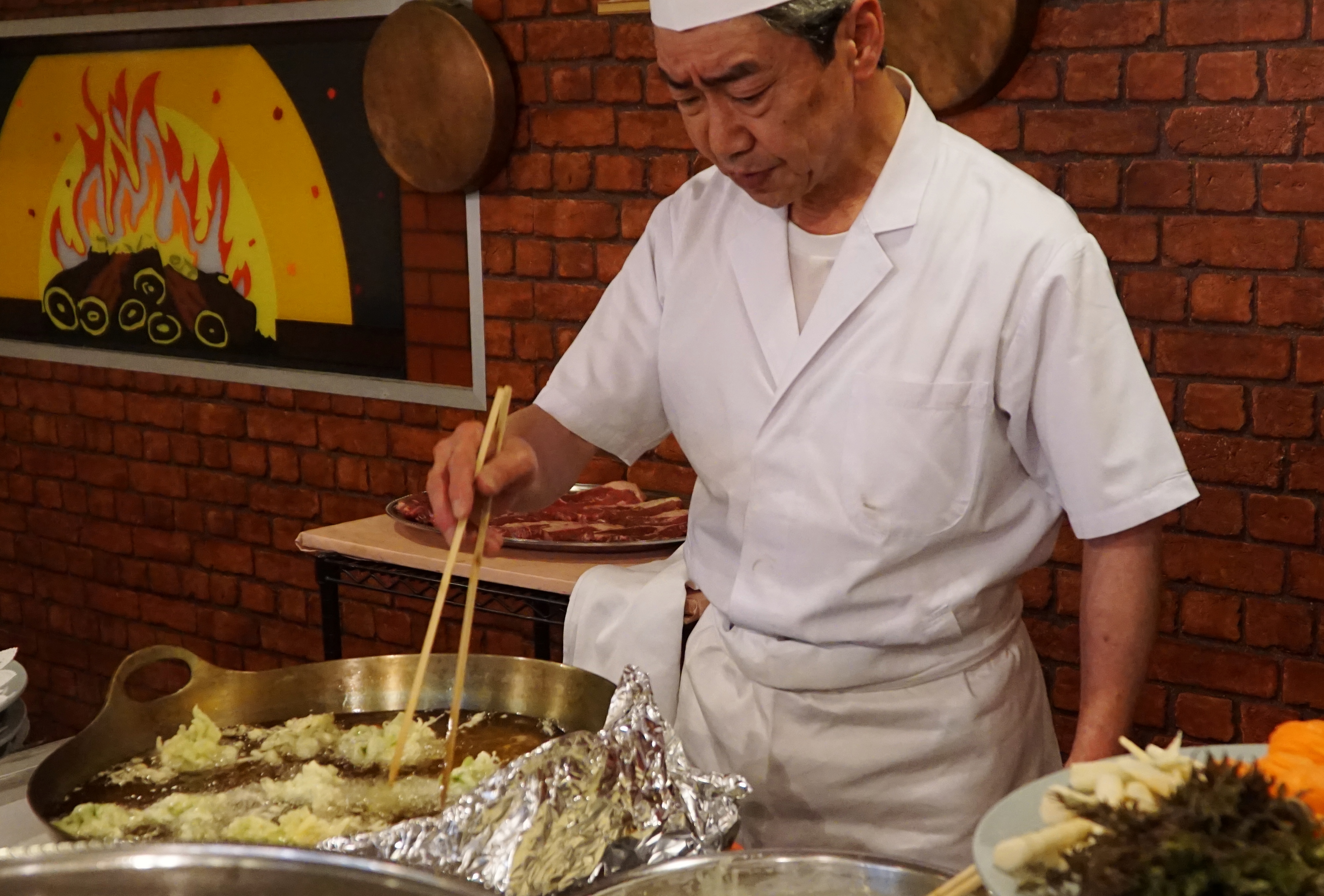 “山菜を楽しむ夕べ”では自分で採った山菜を天ぷらで楽しむこともできる
