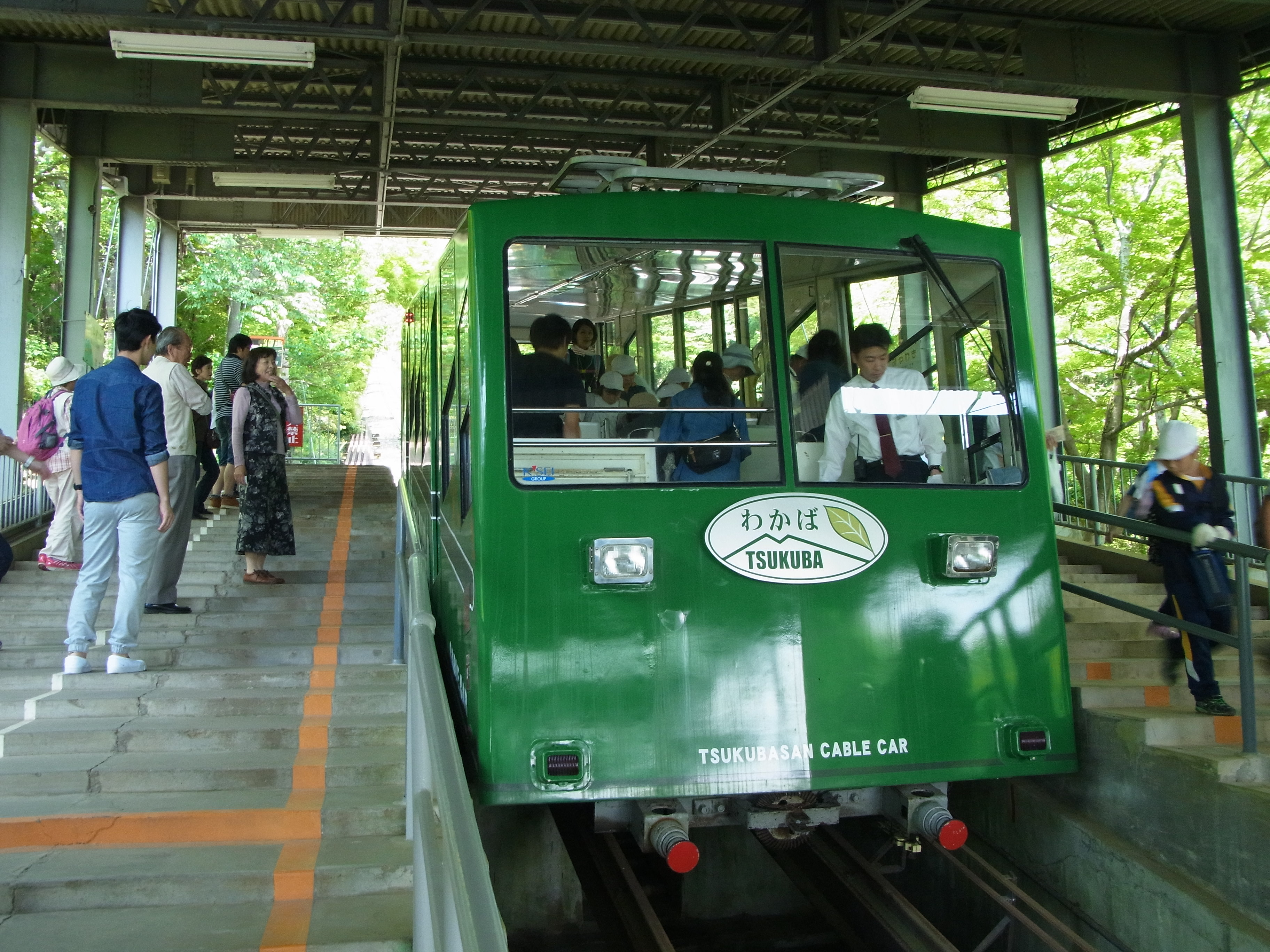 山頂へはケーブルカーが8分で結んでいる