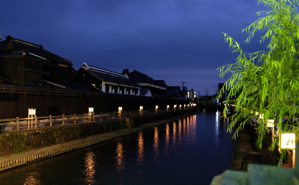 「うずま川行灯まつり」が7月1日から8月31日まで開催され、行灯の灯りが川面に映える