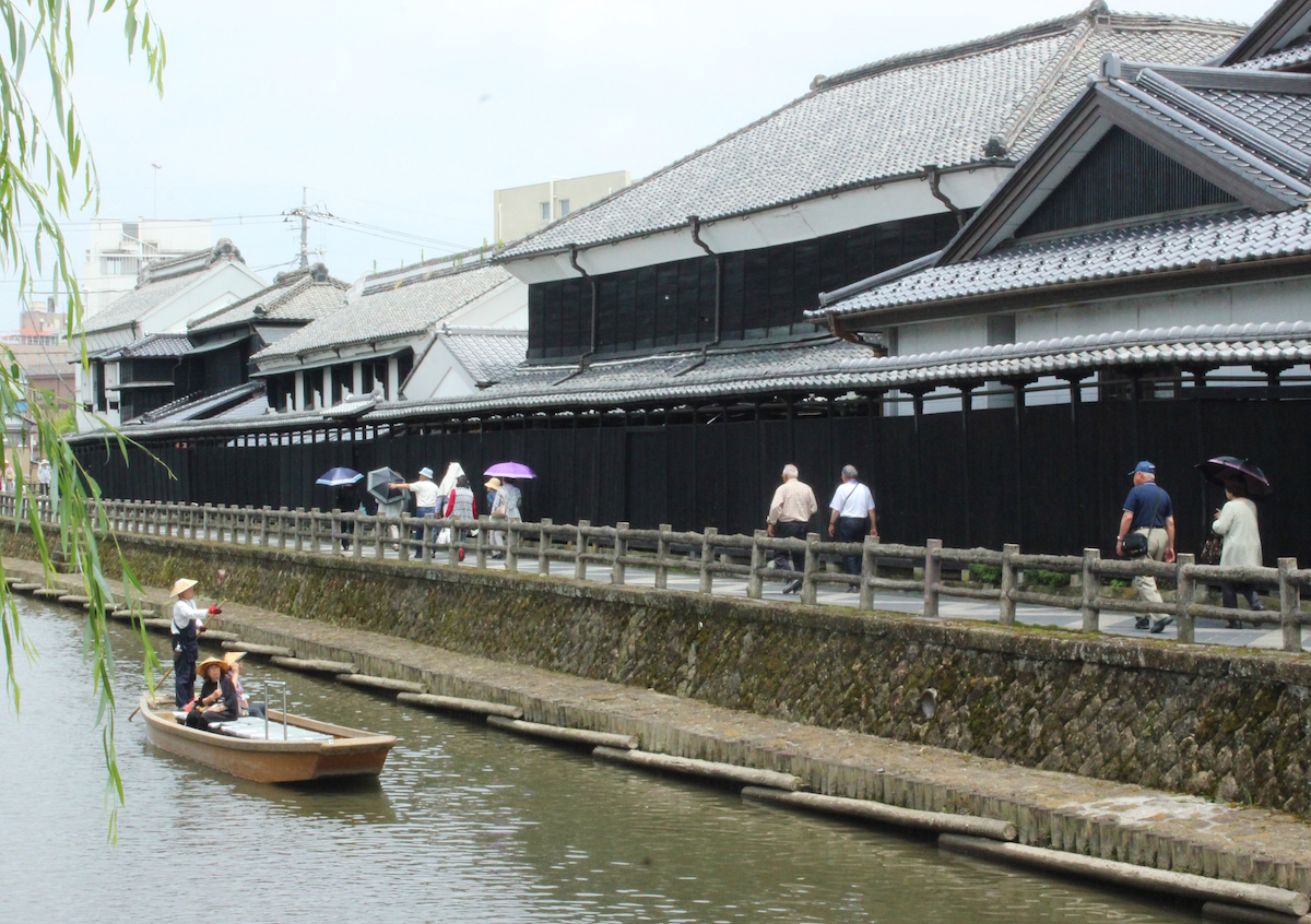 “蔵の街”栃木市内を流れる巴波川。江戸時代の舟運の面影を伝える遊覧船が浮かぶ