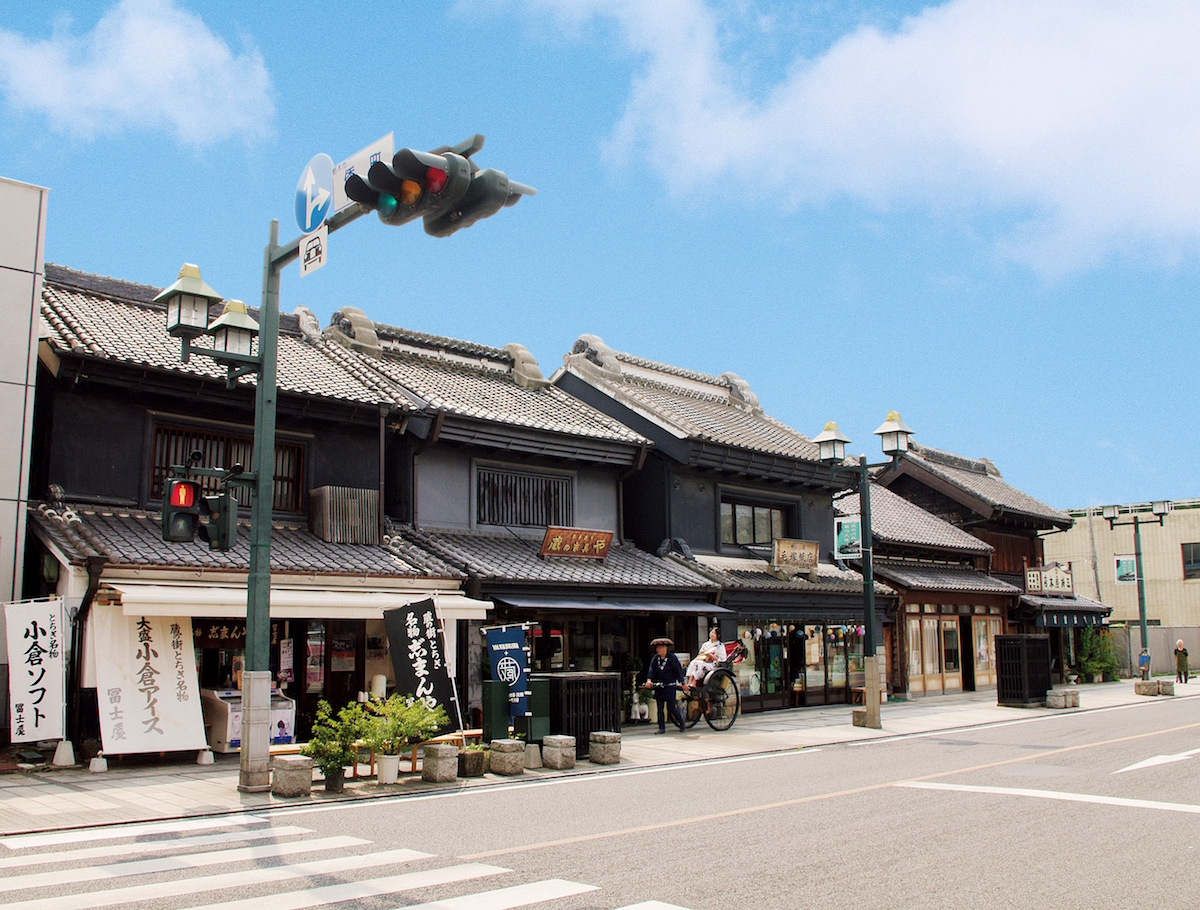 蔵の街大通り沿いにはかつての見世蔵などが立ち並ぶ