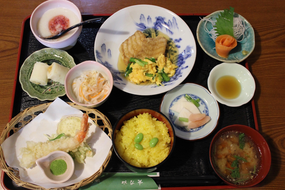 約200年前から宿屋を営む、かな半では江戸時代から伝わる料理本を基に“とちぎ江戸料理”を再現している