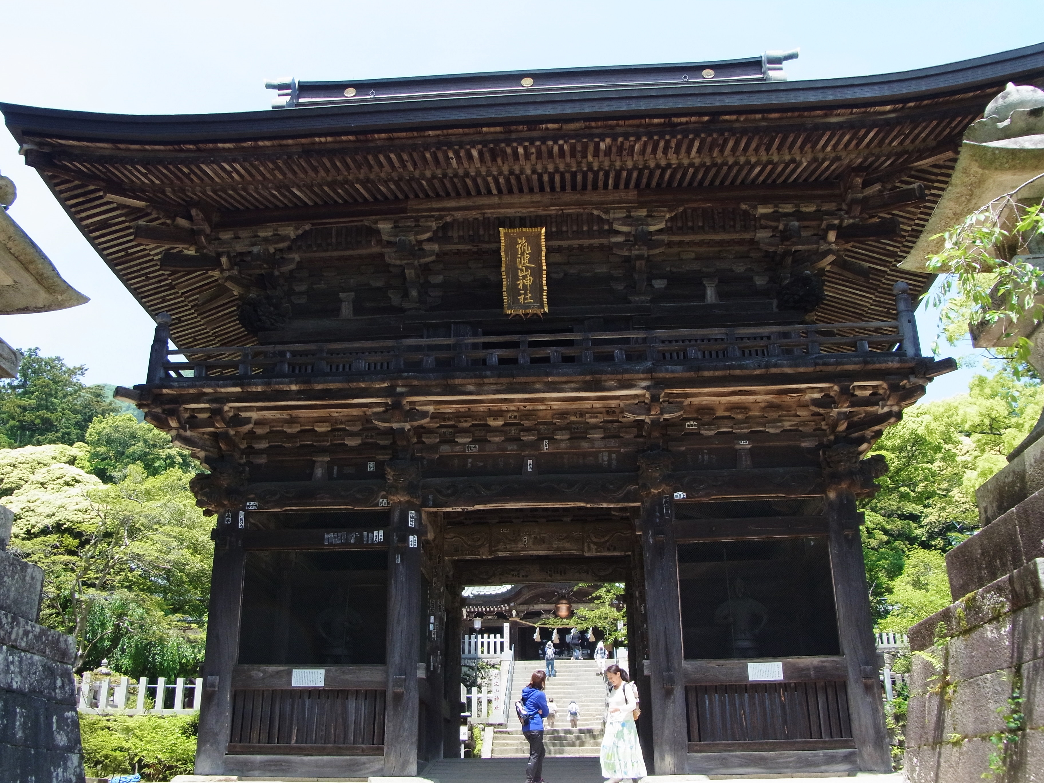 どっしりとした構えの随神門