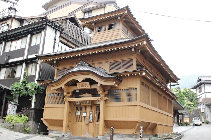 村の共同湯=外湯のひとつ大湯。江戸時代の湯屋造りを再現している