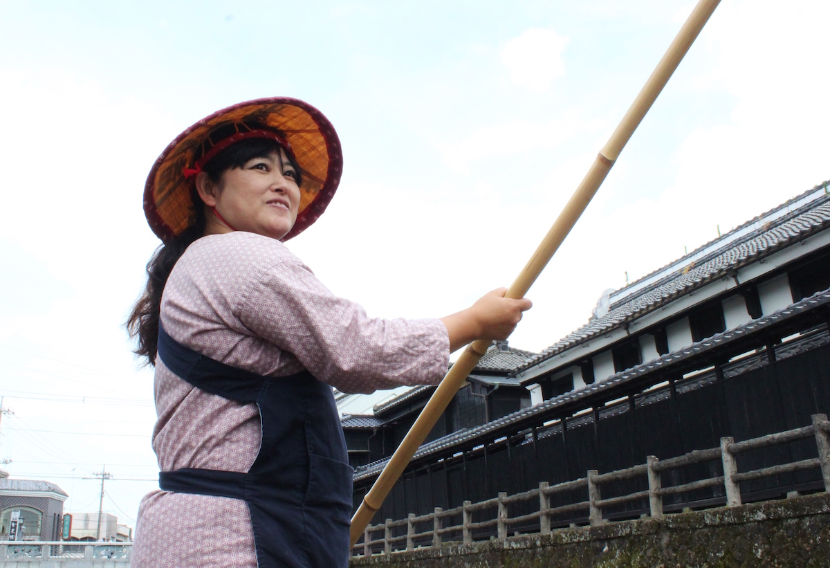 女性船頭の大川和子さんが竿さばきもあざやかに、船頭唄を聞かせてくれる