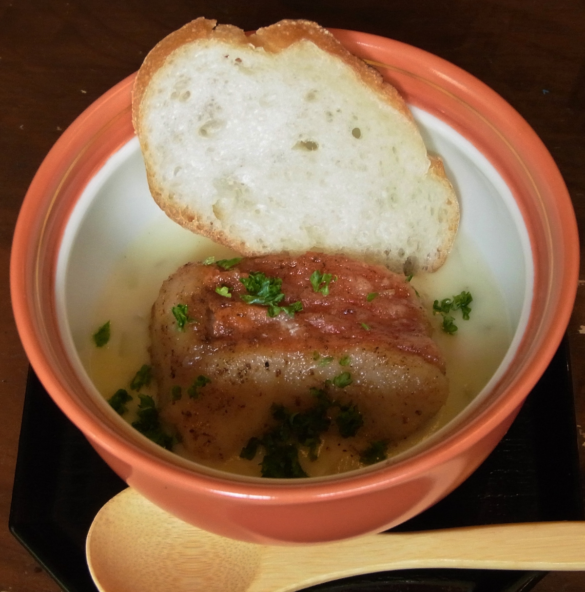 あじさい祭と同じ期間、市内では水揚げ量日本一のキンメダイが色々に味わえるきんめ祭りを開催。写真はオリジナルのキンメチャウダー