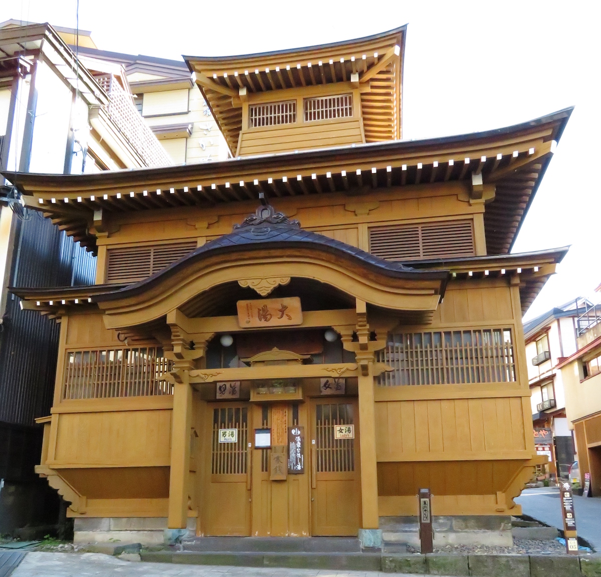 江戸時代の湯屋建築を再現した外湯(共同湯)のひとつ、大湯。野沢温泉のシンボル的存在だ
