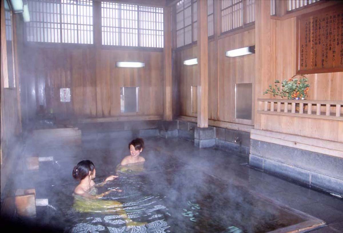 アンチエイジングの効果が高い野沢温泉の湯を掛け流しで楽しめる外湯(共同湯)の大湯