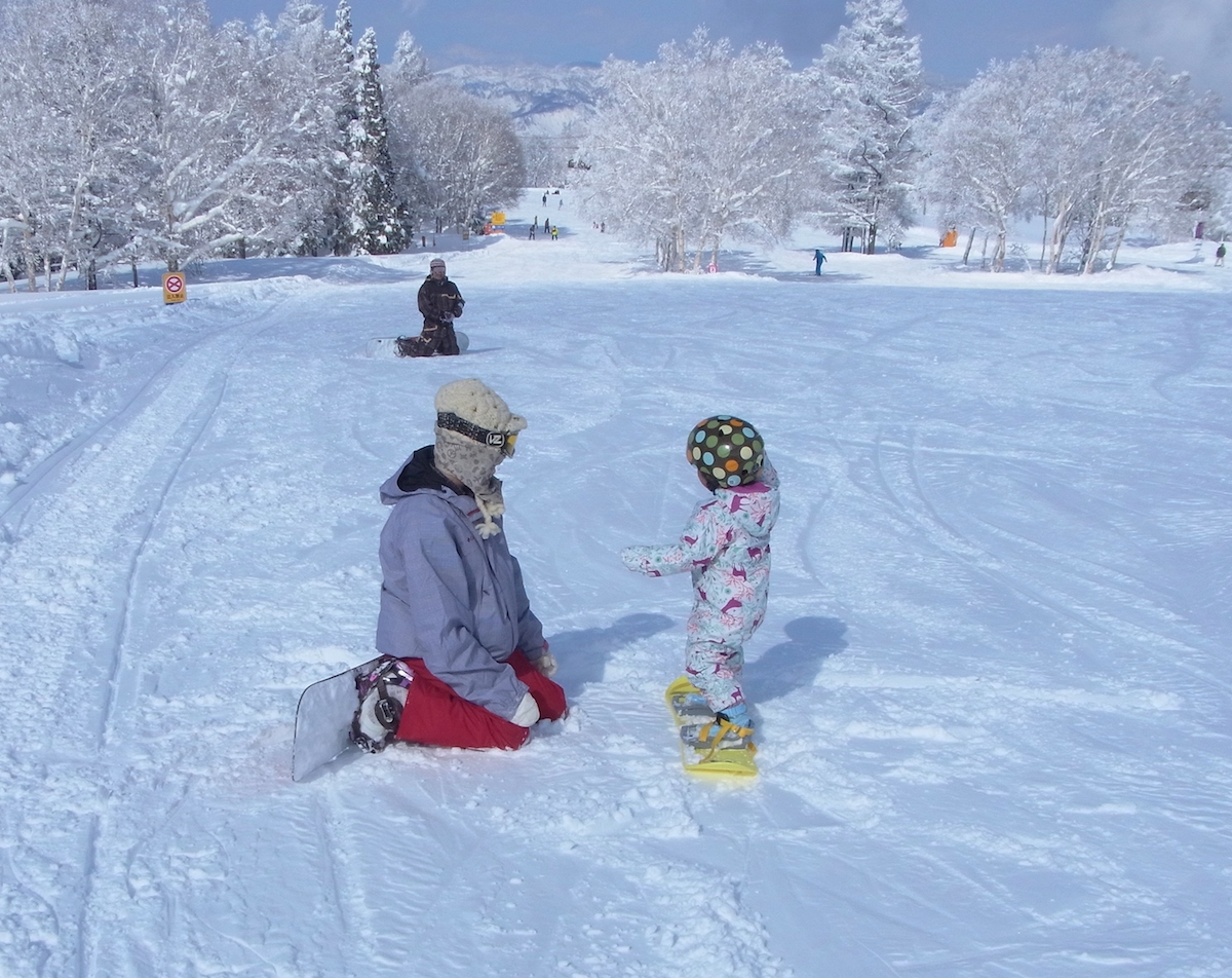 上に登るほどに傾斜がゆるやかになる野沢温泉スキー場の上ノ平ゲレンデ。小さな子供でも安心して滑れる