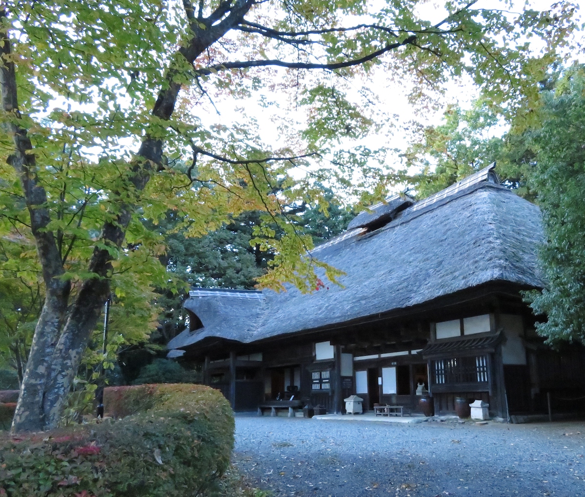 濱田庄司記念益子参考館に保存されている茅葺の自邸。内部には愛用した家具なども展示されている
