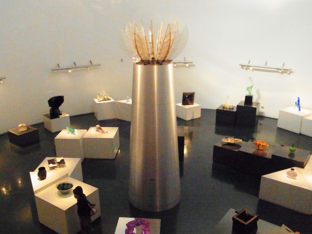 国内外のガラス作品を展示する黄金崎クリスタルパーク