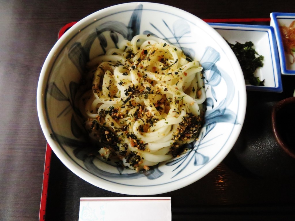 あつあつのうどんに塩かつおをかけて食べる塩かつおうどん。かつおのうま味と塩味が出汁の代わりになる