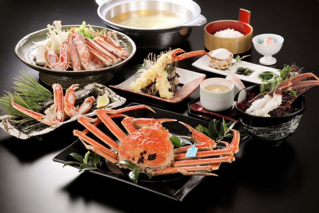 休暇村能登千里浜の加能ガニ会席。すべて加能ガニを使って茹でガニ、カニ刺し、カニすきなどカニ料理が堪能できる