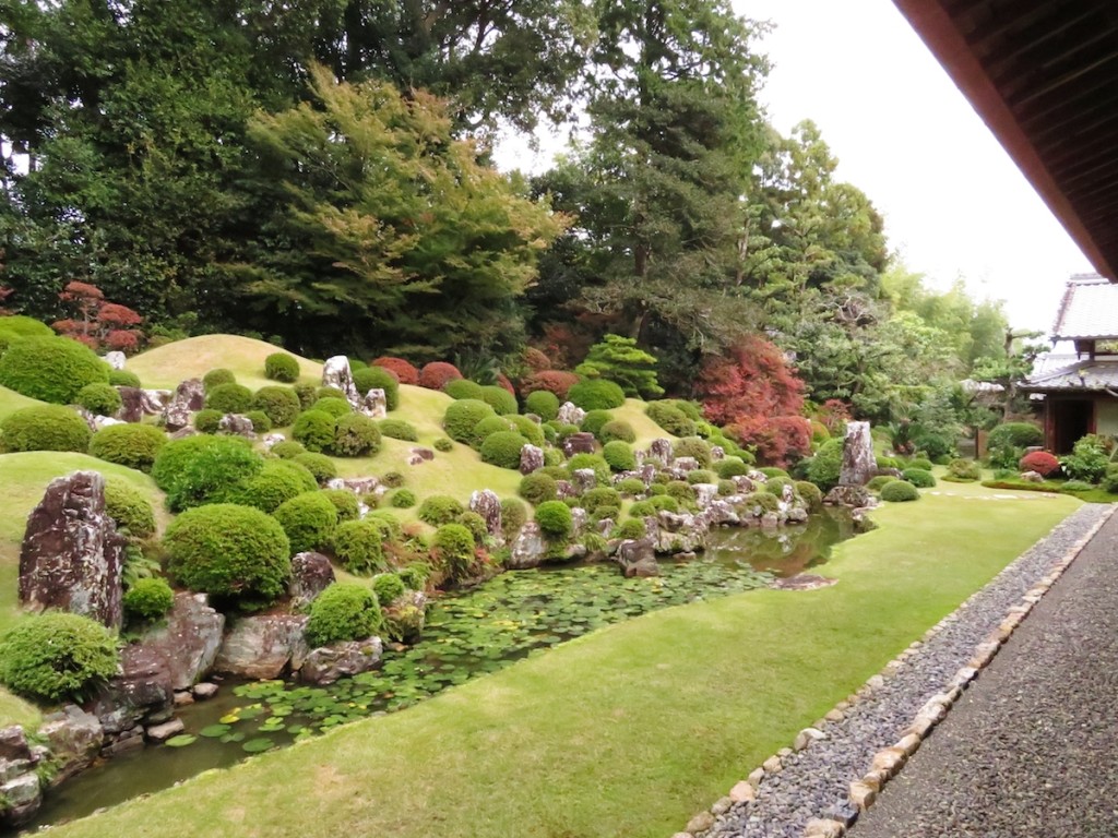 本堂の裏手に広がる庭園は小堀遠州の作と伝えられている