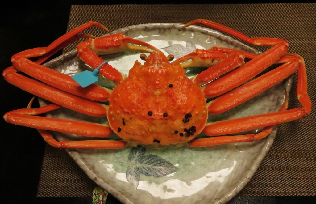日本海の冬の味覚の王者、ズワイガニ。金沢周辺 では“加能ガニ”と呼び、青いタグがブランドを 表示