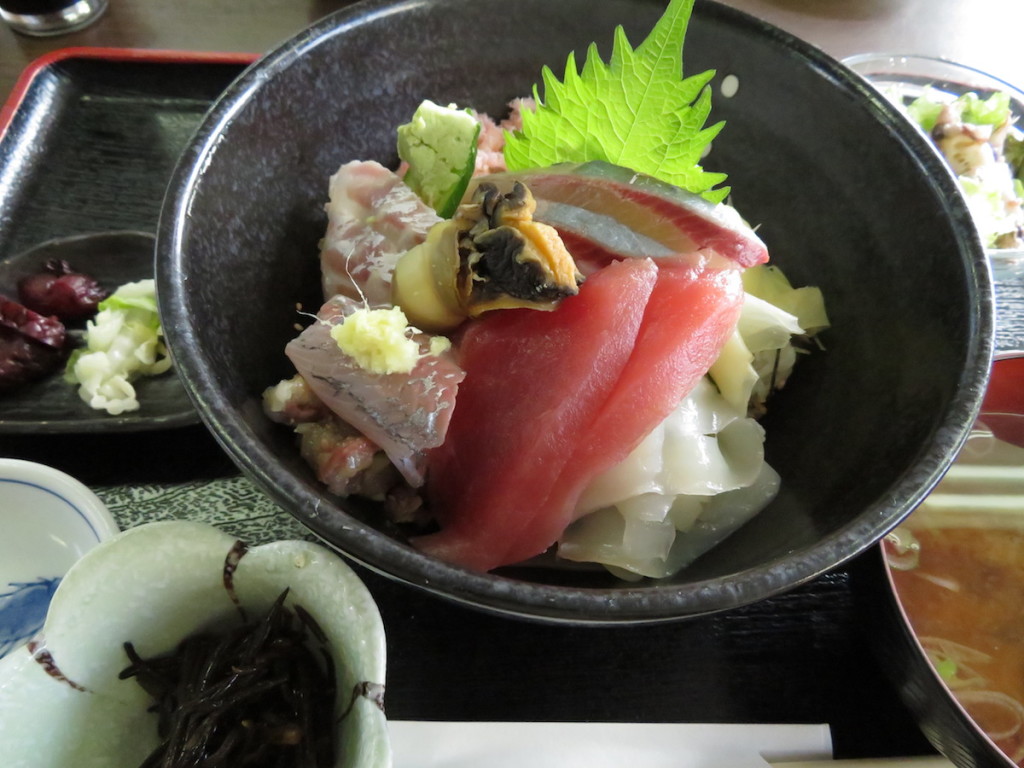 勝山漁協直営のお食事処なぶらの人気メニュー のひとつ、なぶら海鮮丼
