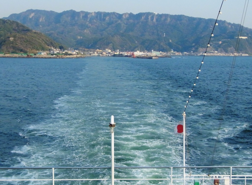 東京湾フェリーの船上から見た鋸山。山頂が鋸 の刃のようにぎざぎざした形に見える