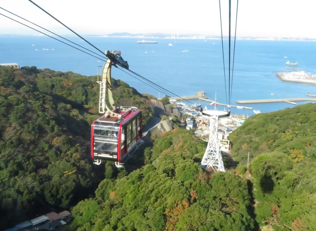 鋸山山頂へはロープウエ―で4分。東京湾の眺めを 楽しみながら手軽に山頂へ行かれる