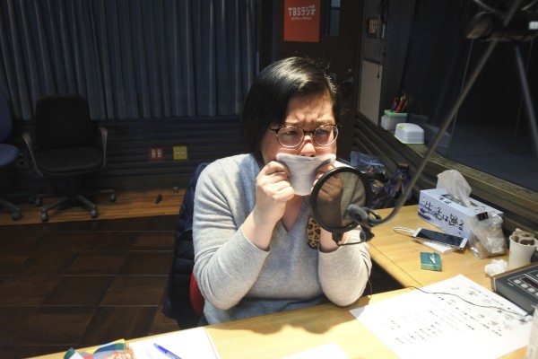 こんな感じでマスクのようにして息を吹きかけます。