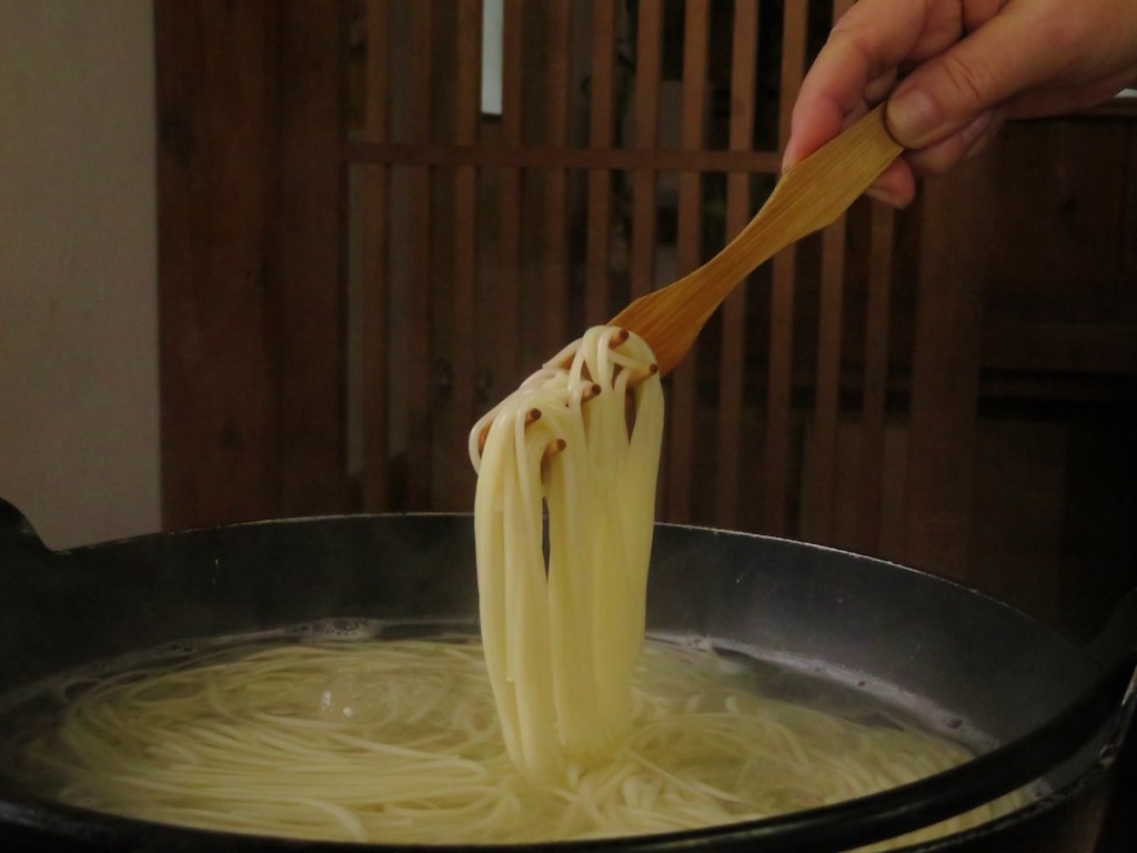 椿油を製造工程の中で使い、のど越しと腰の良さで知られる「五島手延べうどん」。大鍋で茹でてそのまま食べる地獄炊きがおいしい