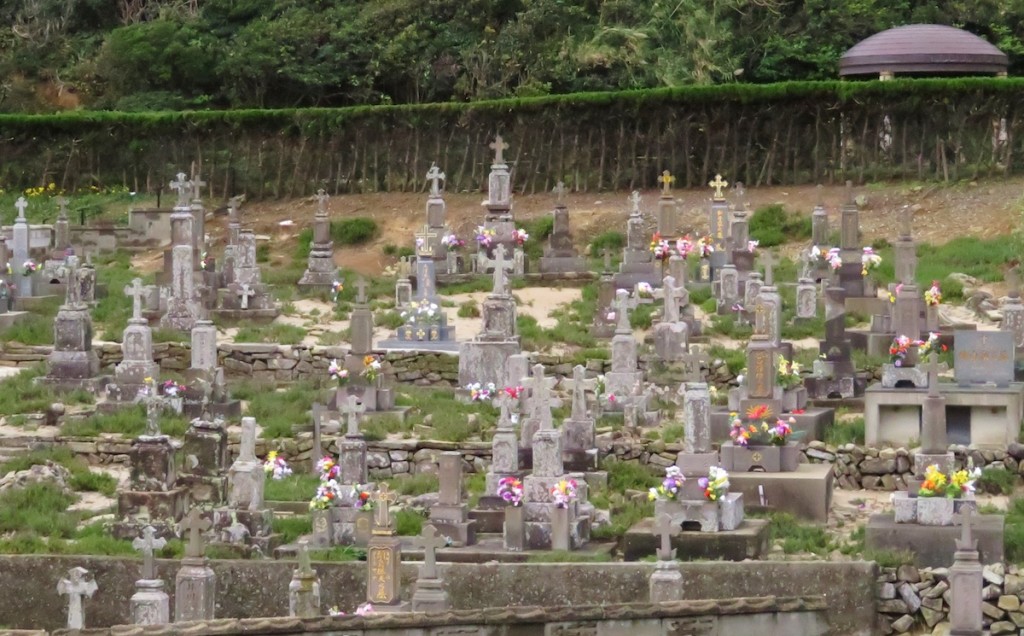 上五島町には現在も多くのキリスト教信者が暮らし、島内のあちこちに十字架をたてた墓が見られる