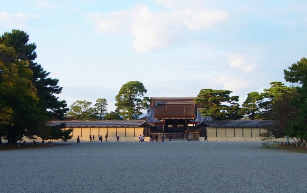 砂利が敷かれた京都御所内に立つ京都御苑。大政奉還後、遷都に伴い天皇は東京へ移られた