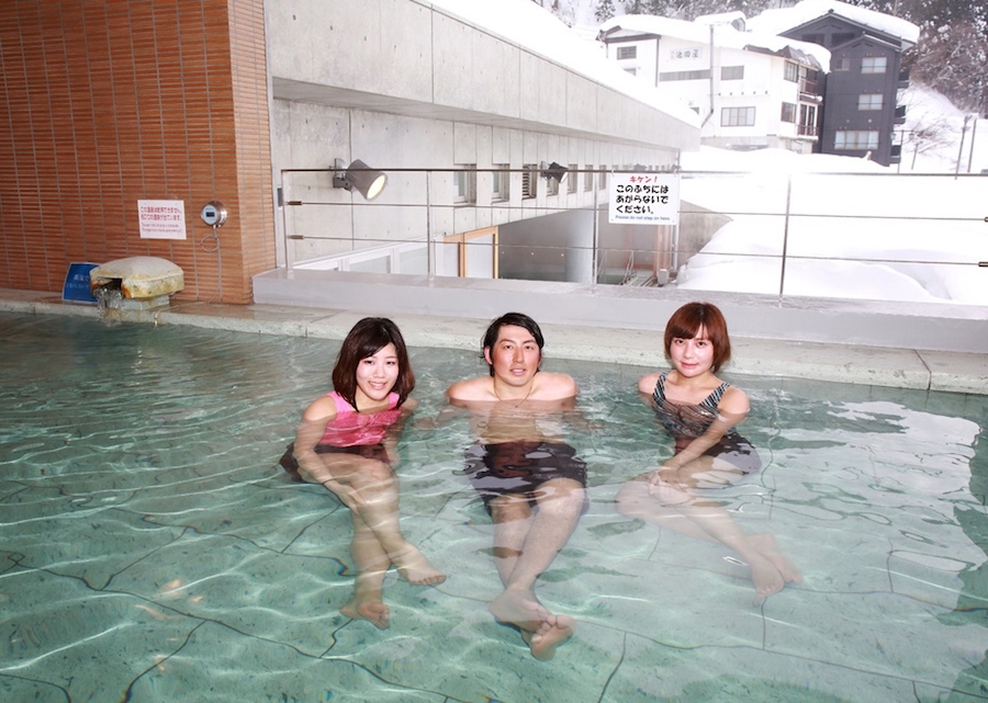 雪景色を見ながら温泉に入れる野沢温泉スパリーナの露天風呂。水着で男女一緒に楽しめる