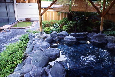 豊かに湧く温泉がたっぷり楽しめる町営の入浴施設、銀の湯会館の露天風呂