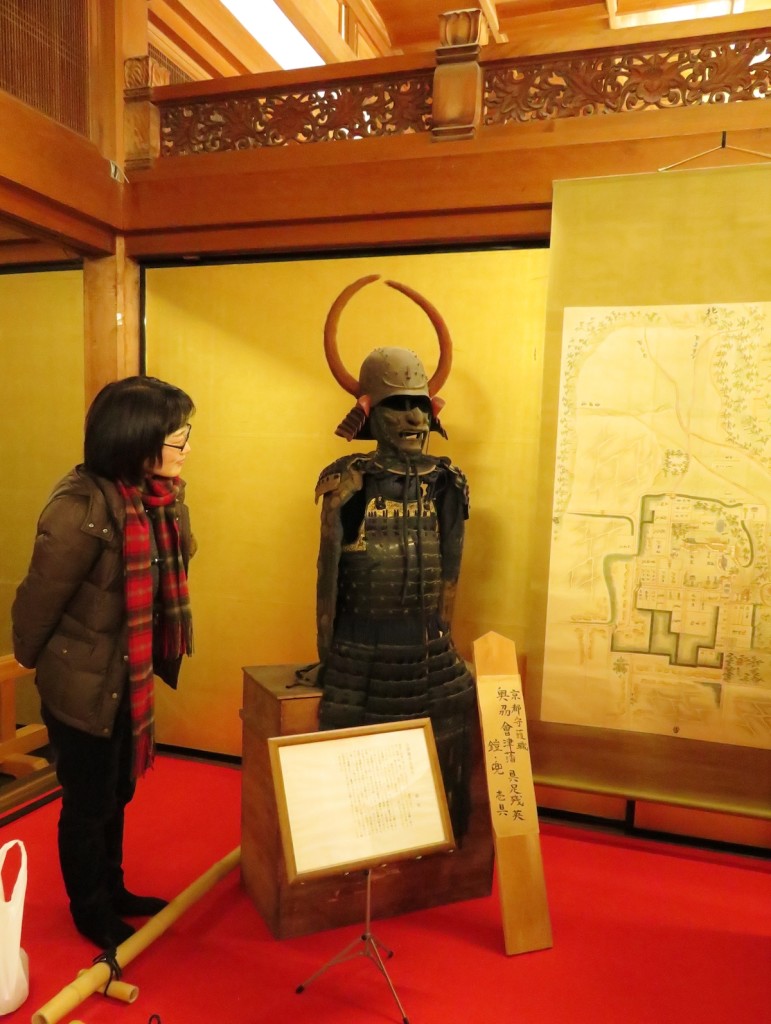 会津藩士が脱出に際し、寺院内に残していった鎧、兜などの武具。賊軍といわれなき汚名をそそがれた会津藩の苦悩が伝ってくる品々である