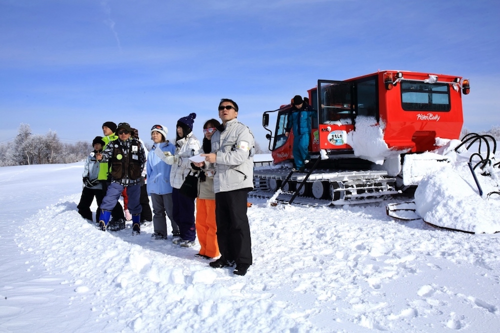 スキーやスノーボードでは行けない雪原を楽しむことができる雪上車。雪が初めてのアジアからの観光客にも人気だ
