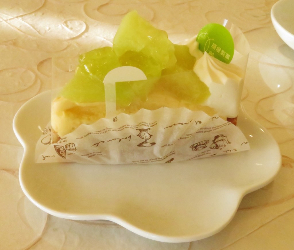 南伊豆町特産の温泉メロンを使った扇屋製菓のメロンタルト。木で完熟したメロンをタルトにのせ、ナチュラルな香りと甘みが人気