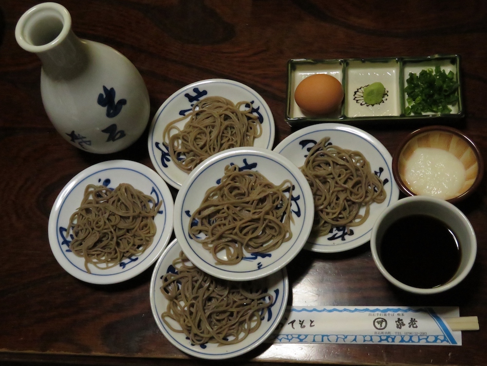 出石の味と言えば、出石そば。出石焼きの白磁の小皿に盛られて出てくる