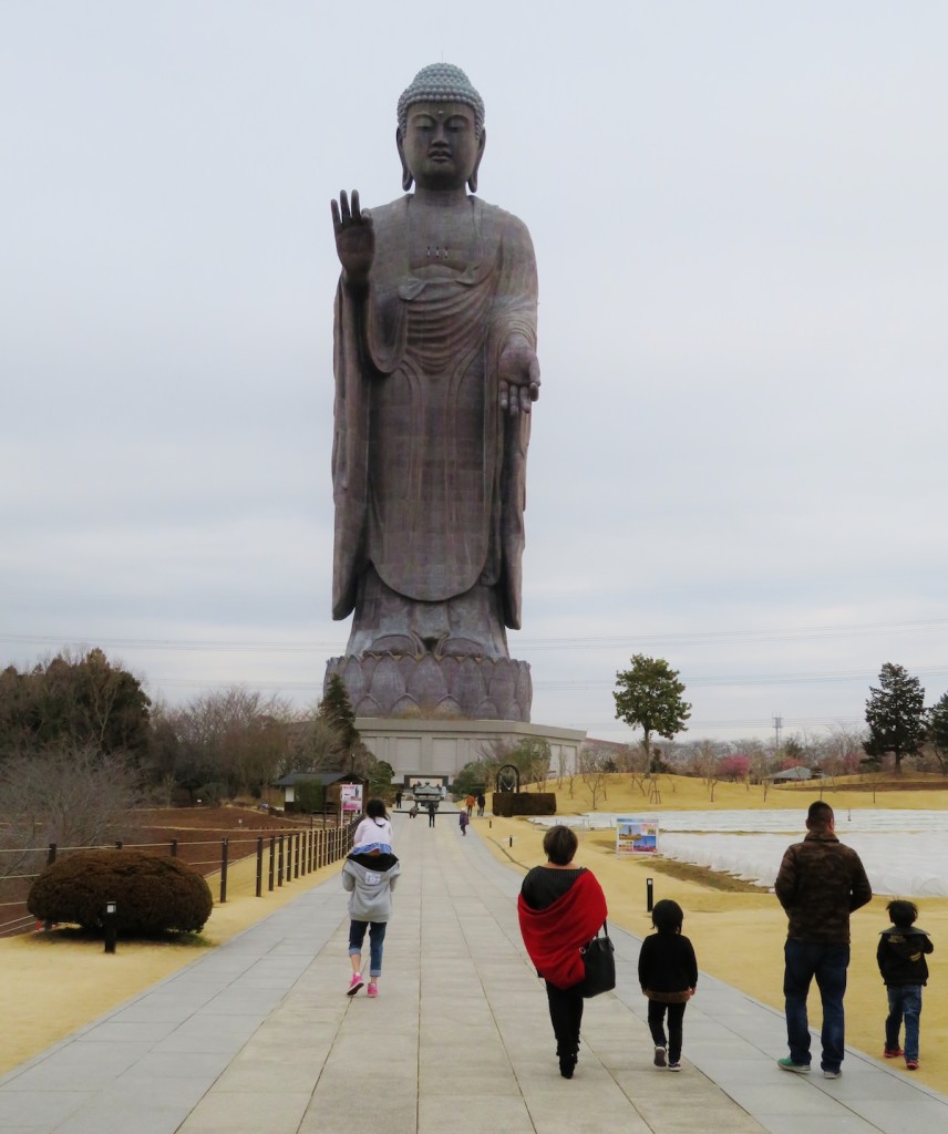 青銅製の立像では世界1高い牛久大仏。最近では海外からの参拝者も多いという