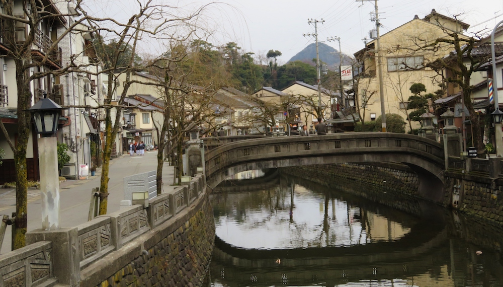 温泉街を流れる大谿川に沿ってこぢんまりした宿が立ち並ぶ城崎温泉