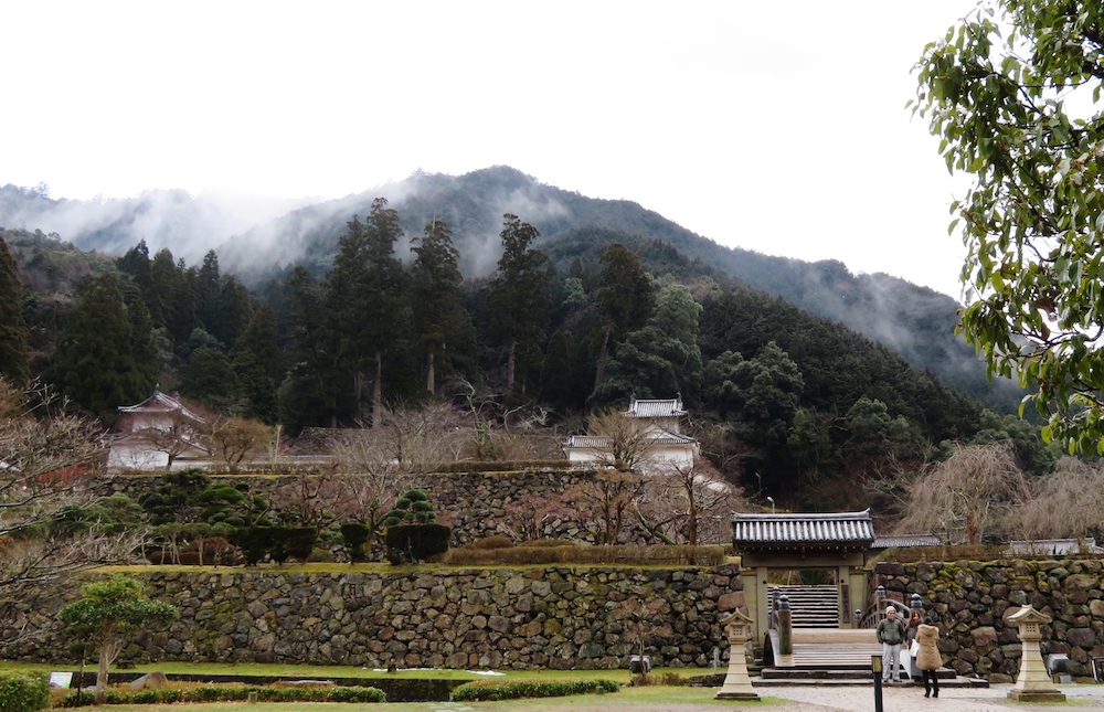 “但馬の小京都”と呼ばれる出石の町のシンボル出石城の石垣と櫓。櫓と手前の登城橋は町の人々の寄付によって再建された