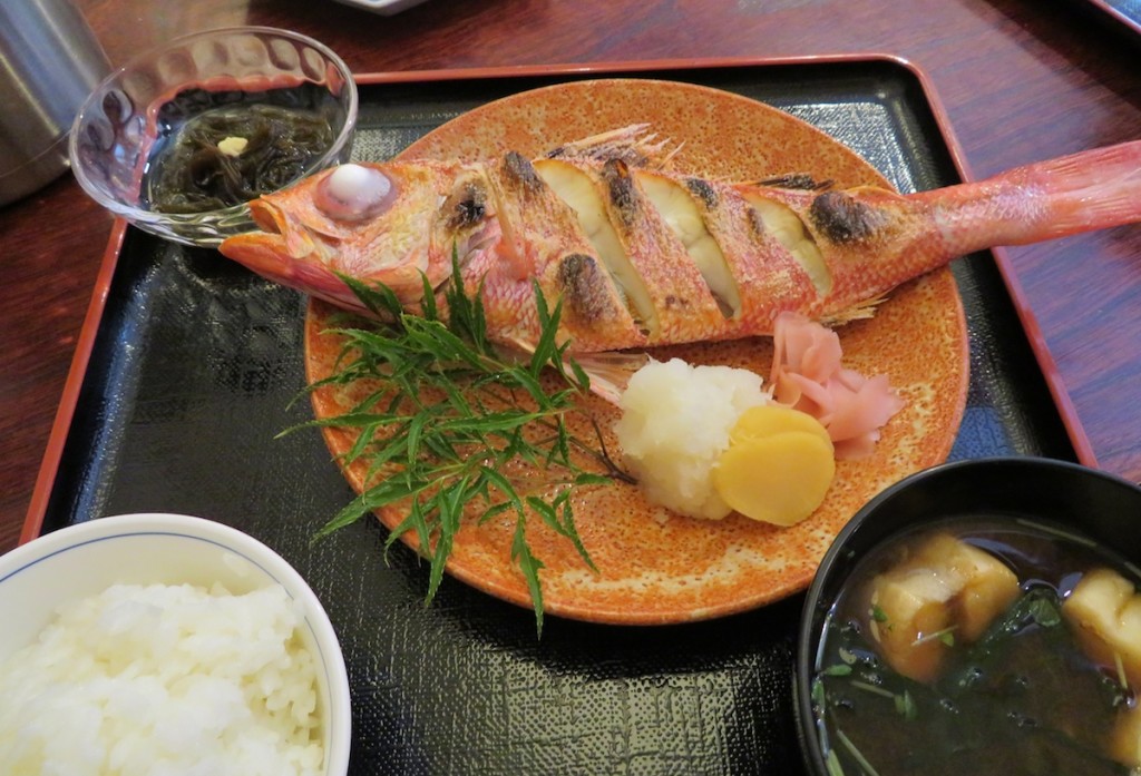 島魚のオナガダイの塩焼き。白身の淡泊な味に島の塩がよく合う