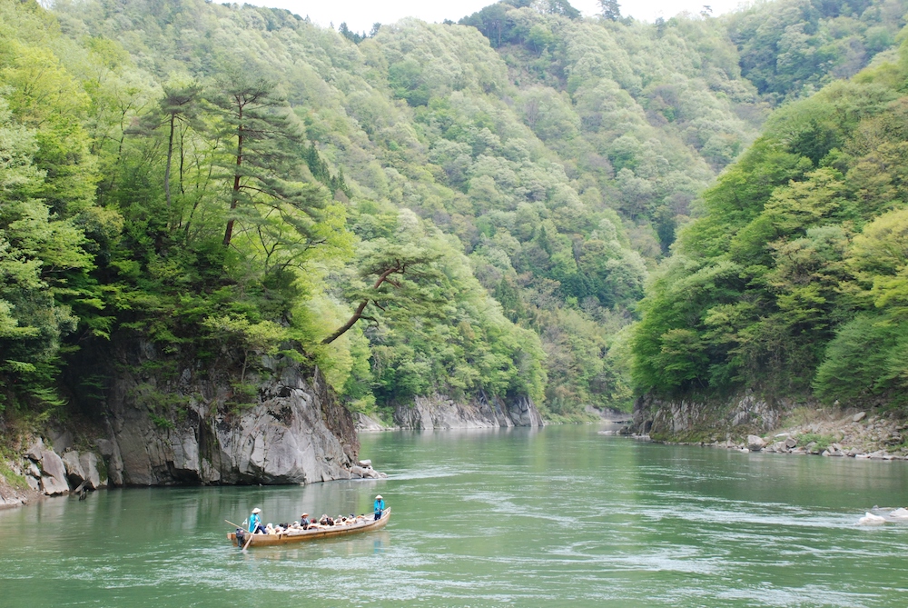 「天龍峡十勝」やこれからの季節は緑が萌える峡谷を眺めながら下る飯田市の天竜ライン下り
