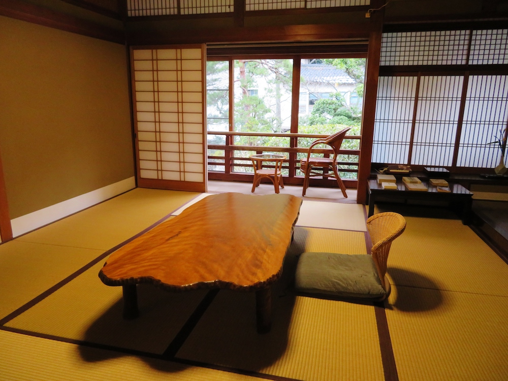 文豪志賀直哉は城崎温泉で滞在した時のことを後にまとめて「城の崎にて」を発表。ゆかりの宿、三木屋にはその後に宿泊した部屋がある