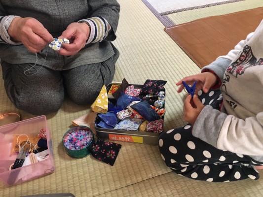 絹子さんと子供との共同作業