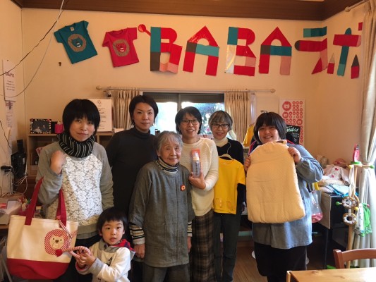 代表の桑原さん(真ん中)、中村さん(左から3人目)、横地さん(一番右)、他スタッフ
