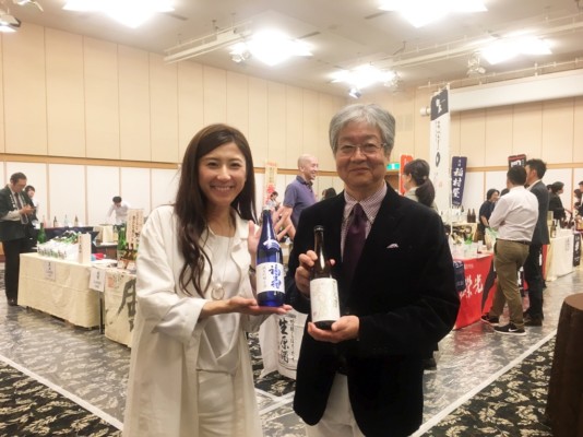 ▲郷酒フェスタ実行委員長の上杉孝久さんと