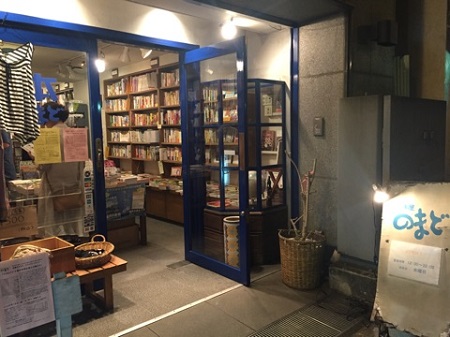 青い窓枠が素敵です。