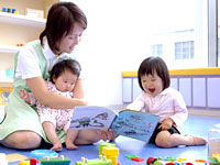 保育士と遊ぶ子どもたち
