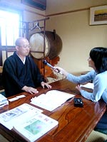 綾部キャスターのインタビューに答える成田住職