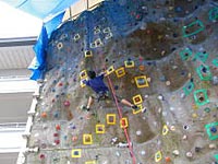 ビギナークラスで壁に挑戦するモンキーマジックのメンバー