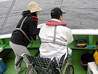 釣れそうになると、平井キャスターも思わず身を乗り出す