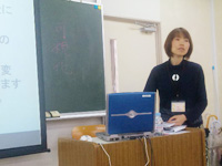 「精神障害」の授業をする佐藤妙さん