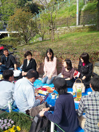 横浜・元町の公園で開かれた交流会